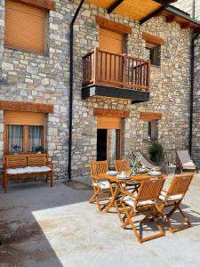 patio con mesa y sillas y balcón en Apartamento Superesquí 251 en La Molina Alp