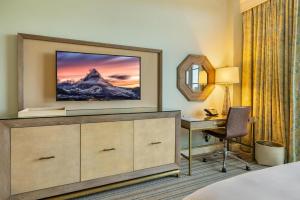 Televízia a/alebo spoločenská miestnosť v ubytovaní Charming 5 Star Condo Unit Situated at Ritz Carlton-Key Biscayne
