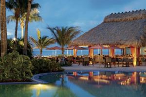 Charming 5 Star Condo Unit Situated at Ritz Carlton-Key Biscayne في ميامي: منتجع فيه مسبح وفيه طاولات ومظلات