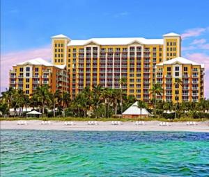 een uitzicht op een hotel vanaf het strand met de oceaan bij Unique 1BR Suite Condo Located at Ritz Carlton-Key Biscayne in Miami