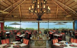 マイアミにあるUnique 1BR Suite Condo Located at Ritz Carlton-Key Biscayneのテーブルと椅子、シャンデリアのあるレストラン