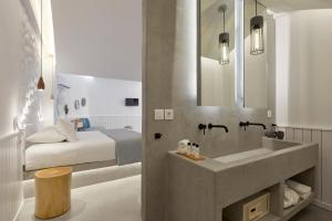 Voodi või voodid majutusasutuse Oscar Beachfront Suites - Adults Only toas
