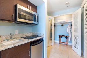 Η κουζίνα ή μικρή κουζίνα στο Lovely Deluxe Unit Located at Ritz Carlton - Key Biscayne!