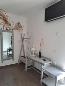 コスティネシュティにあるLunaのテーブル、鏡、窓が備わる客室です。