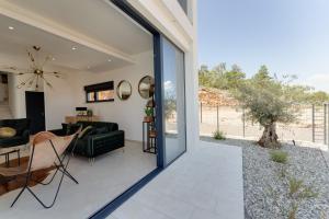 Χώρος καθιστικού στο Luxury villa Verbenico Hills- amazing sea view, pool with whirpool and waterfall, beach, in famous wine region - Your holiday with style
