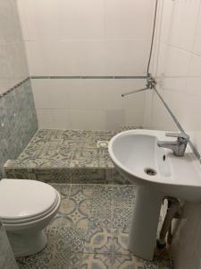 Kylpyhuone majoituspaikassa LINAVI