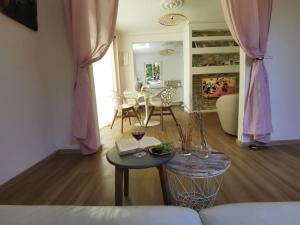 a living room with a table with a glass of wine at La petite Niçoise au Jacuzzi à 3 min de la mer in Nice