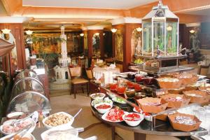 uma linha de buffet com muitos tipos diferentes de alimentos em Oglakcioglu Park Boutique Hotel em Esmirna