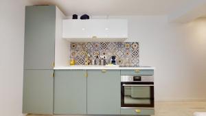 Kuchyňa alebo kuchynka v ubytovaní Appartements modernes avec véranda