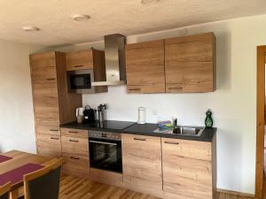 Η κουζίνα ή μικρή κουζίνα στο Appartements-Restaurant Schwaiger
