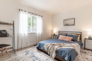 een slaapkamer met een bed en een raam bij Wren Home & Guest House in Concord