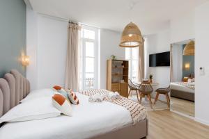 een slaapkamer met een bed en een woonkamer bij Studio centre cannes in Cannes