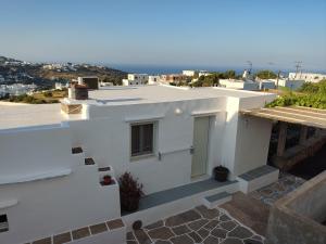 een wit huis met uitzicht op de oceaan bij Melissou place in Apollonia