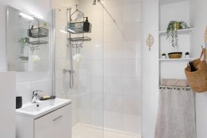 坎城的住宿－Studio centre cannes，带淋浴和盥洗盆的白色浴室
