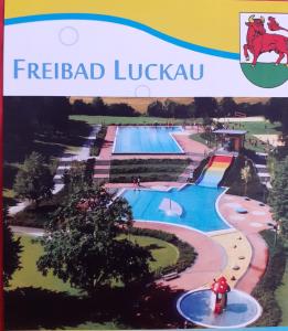 un libro con una foto de una piscina en un complejo en Ferienwohnung Richter en Luckau