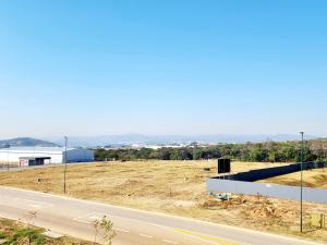 uma estrada ao lado de um campo e um edifício em Luxury Lowveld Apartment em Nelspruit