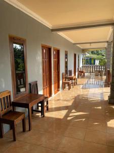 KalakにあるPlatar Ombo Homestayのパティオ(ベンチ、テーブル付)