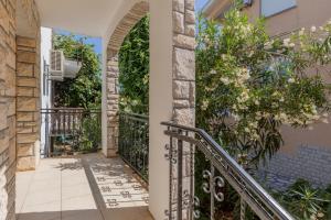 een loopbrug in een villa met een balkon bij Casa Kiwi in Premantura