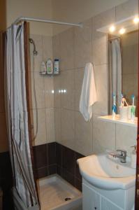 W łazience znajduje się prysznic i umywalka. w obiekcie Villa Korakades w mieście Korakádes
