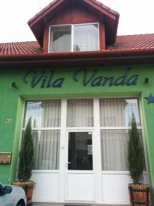 クルジュ・ナポカにあるVila Vandaの建物内のヴィラ・バンダレストランの看板