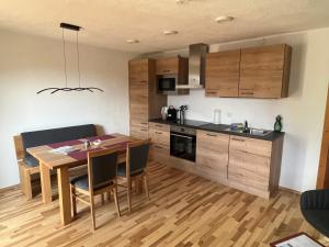 Η κουζίνα ή μικρή κουζίνα στο Appartements-Restaurant Schwaiger