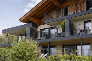 阿維蘭奧的住宿－Beim Lackl，公寓大楼设有阳台和桌子。