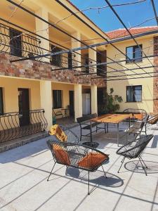 Un patio con una mesa y sillas frente a un edificio. en The sweet house, en Vama Veche