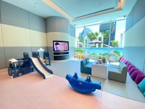 een speelkamer voor kinderen met een speelgoedboot en een glijbaan bij Grande Centre Point Hotel Terminal21 in Bangkok