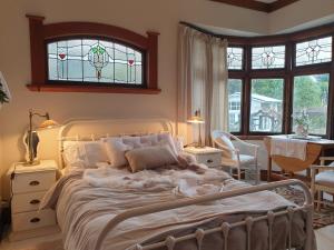 Katil atau katil-katil dalam bilik di Cabins on Tudor bed & breakfast