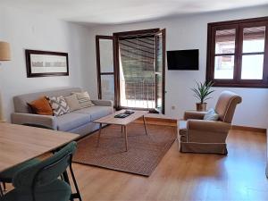 a living room with a couch and a table at Apartamentos Callejón de Recogidas 2 in Toledo