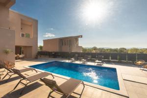 Bazén v ubytovaní Villa OLIVE OCEAN with pool and seaview alebo v jeho blízkosti