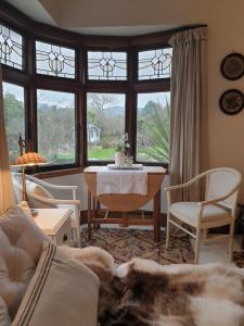 Ruang duduk di Cabins on Tudor bed & breakfast