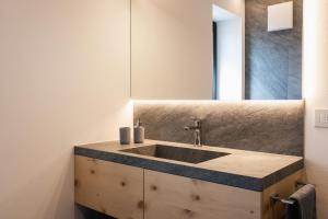 La salle de bains est pourvue d'un lavabo et d'un miroir. dans l'établissement Beim Lackl, à Avelengo