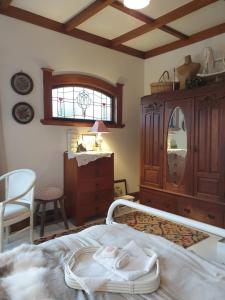 Ruang duduk di Cabins on Tudor bed & breakfast