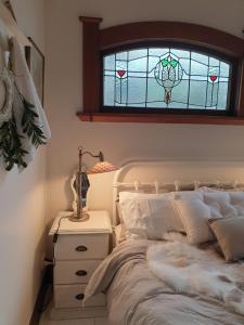 Katil atau katil-katil dalam bilik di Cabins on Tudor bed & breakfast
