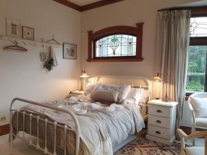 Katil atau katil-katil dalam bilik di Cabins on Tudor bed & breakfast