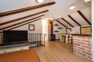 TV a/nebo společenská místnost v ubytování Stone House