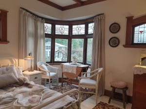 Katil atau katil-katil dalam bilik di Cabins on Tudor bed & breakfast
