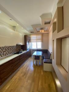 uma cozinha com uma mesa no meio em Viva 3 room apartment with jacuzzi two kilometers from the center em Baku