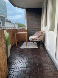 einen Balkon mit einer Bank und einem Tisch auf einem Gebäude in der Unterkunft Ferienwohnung mit 2 Zimmer im Belgischen Viertel in Köln