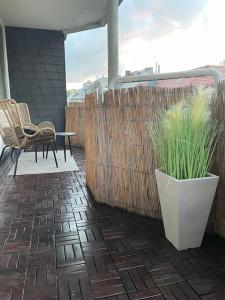 eine Terrasse mit 2 Stühlen, einem Tisch und einem Zaun in der Unterkunft Ferienwohnung mit 2 Zimmer im Belgischen Viertel in Köln