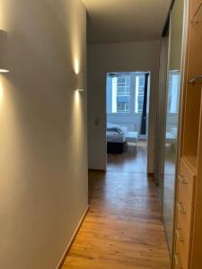 ein leeres Zimmer mit einem Flur mit Holzboden in der Unterkunft Ferienwohnung mit 2 Zimmer im Belgischen Viertel in Köln