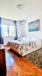 una camera con un grande letto e due finestre di APARTMENT LEA BAYVIEW a Dubrovnik