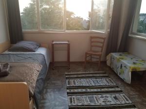 sypialnia z 2 łóżkami, stołem i krzesłem w obiekcie La Magia Della Collina, Appartement de charme w Turynie