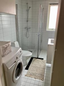 La salle de bains est pourvue d'un lave-linge et de toilettes. dans l'établissement Fräsch och fin 2:a. Gångavstånd till Strömstads Centrum, à Strömstad