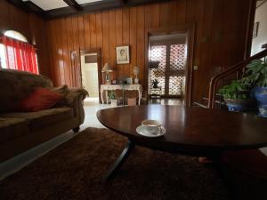 ein Wohnzimmer mit einem Couchtisch und einem Sofa in der Unterkunft Casa Don Julian Guesthouse in Bais