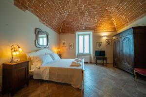 Postel nebo postele na pokoji v ubytování Cascina Baronina