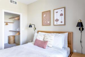 Ένα ή περισσότερα κρεβάτια σε δωμάτιο στο Mountain View 1BR w Gym Pool nr Shops Transit SFO-385 +21 φωτογραφίες