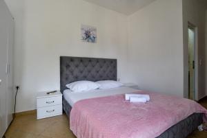 Un pat sau paturi într-o cameră la Studio Flat w Garden and Balcony in Ulcinj