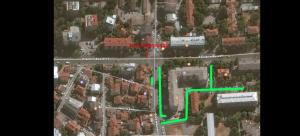 eine Karte der Kreuzung einer Straße mit grünen Pfeilen in der Unterkunft Skopje Lux Apartments in Skopje